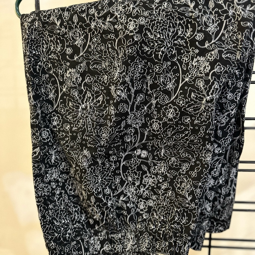 LABlues capri black with white flower scroll patter size 26/28